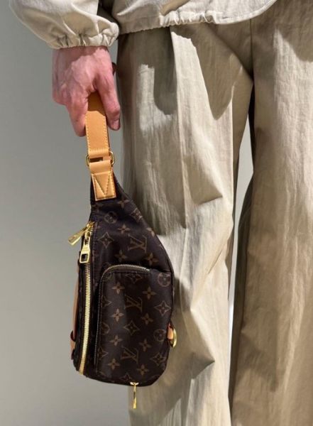 圖片 LV26 秋冬 尼龍的 LV M2A452 Rush Bumbag 腰包 高顏值 獨特的色澤 讓經典棕色 Monogram 老花顯得更加雋永 進階！