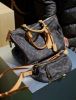 圖片 LV26 秋冬 尼龍的 LV M2A452 Rush Bumbag 腰包 高顏值 獨特的色澤 讓經典棕色 Monogram 老花顯得更加雋永 進階！