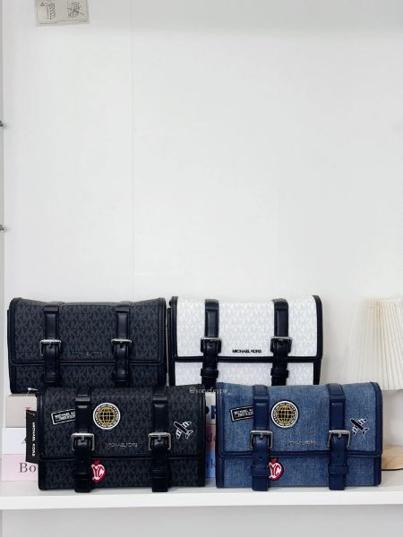 圖片 Michael Kors｜MK 男女同款 徽章郵差包 斜背包