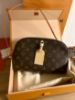 圖片 LV M26787 Tag Me Pouch 法式風情 小型收納包 約 24.5 x 17 x 4.5 公分 設計小巧精緻 容量足以收納手機等日常隨身物品 