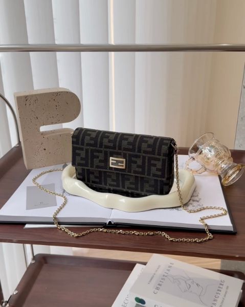 圖片 【FENDI】TUBE 鏈條WOC 棕色老花