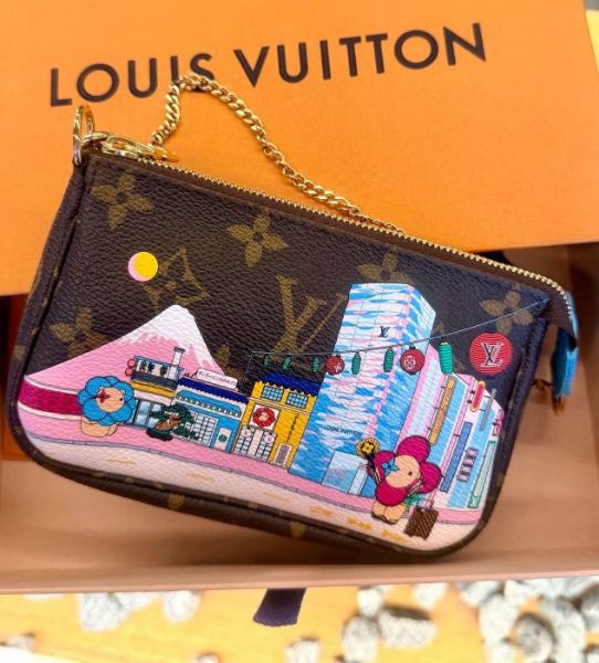 圖片 LV M81637 MINI POCHETTE ACCESSOIRES 聖誕節限量零錢鍊帶手包 東京老花