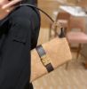 圖片 《在台現貨最低特價  最新》Louis Vuitton LV 麂皮鎖扣Pochette包