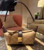 圖片 《在台現貨最低特價  最新》Louis Vuitton LV 麂皮鎖扣Pochette包