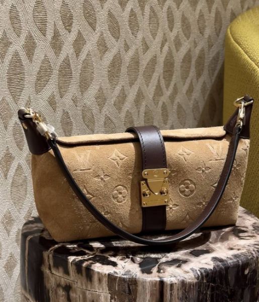 圖片 《在台現貨最低特價  最新》Louis Vuitton LV 麂皮鎖扣Pochette包