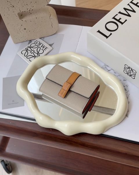 圖片 【LOEWE】柔軟粒面小牛皮三折短夾 燕麥/蜂蜜