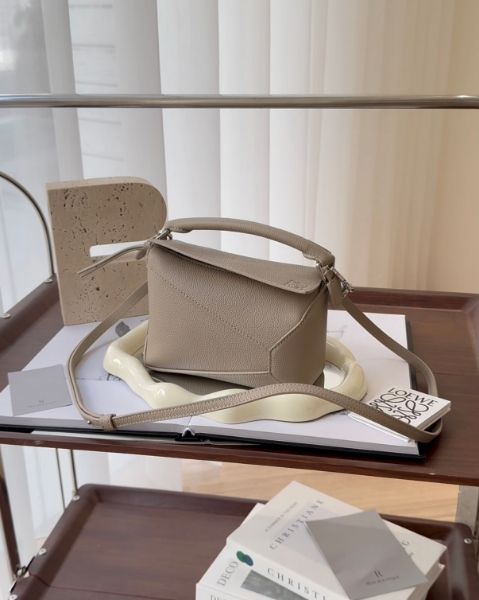 圖片 【LOEWE】PUZZLE 粒面小牛皮迷你拼圖包 黏土色