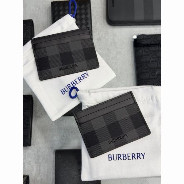 圖片 Burberry 黑格紋 搭配 立體字母設計 超實用 男生 卡夾