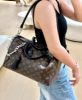 圖片 LV M12243 Speedy Soft 30 Dark Monogram塗層帆布製作 綴以黑色皮革飾邊 配以矚目的歌德式風格鏈帶 是旅行的完美之選