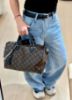 圖片 LV M12243 Speedy Soft 30 Dark Monogram塗層帆布製作 綴以黑色皮革飾邊 配以矚目的歌德式風格鏈帶 是旅行的完美之選