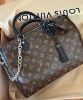 圖片 LV M12243 Speedy Soft 30 Dark Monogram塗層帆布製作 綴以黑色皮革飾邊 配以矚目的歌德式風格鏈帶 是旅行的完美之選
