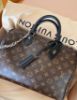 圖片 LV M12243 Speedy Soft 30 Dark Monogram塗層帆布製作 綴以黑色皮革飾邊 配以矚目的歌德式風格鏈帶 是旅行的完美之選