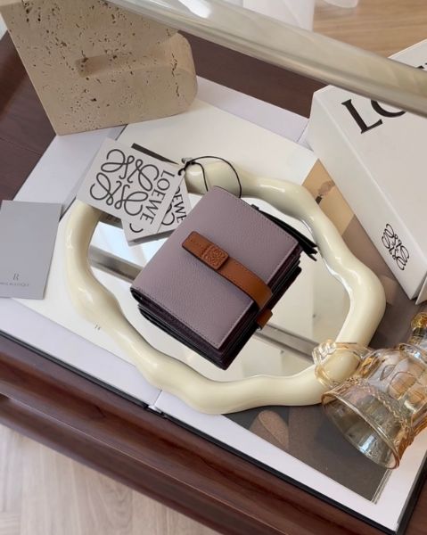 圖片 【LOEWE】柔軟粒面小牛皮拉鍊短夾 粉紫色/松鼠棕
