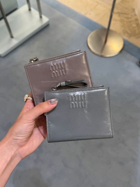 圖片 MiuMiu  Small leather wallet 光澤小牛皮對開短夾