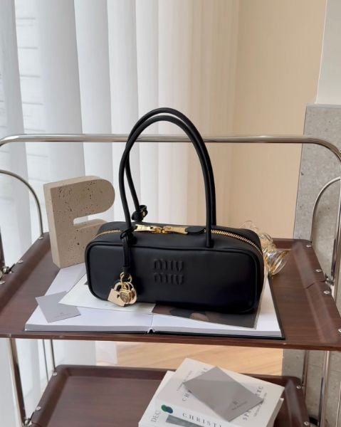 圖片 【MIUMIU】BEAU鎖頭吊飾中號手提包 黑色